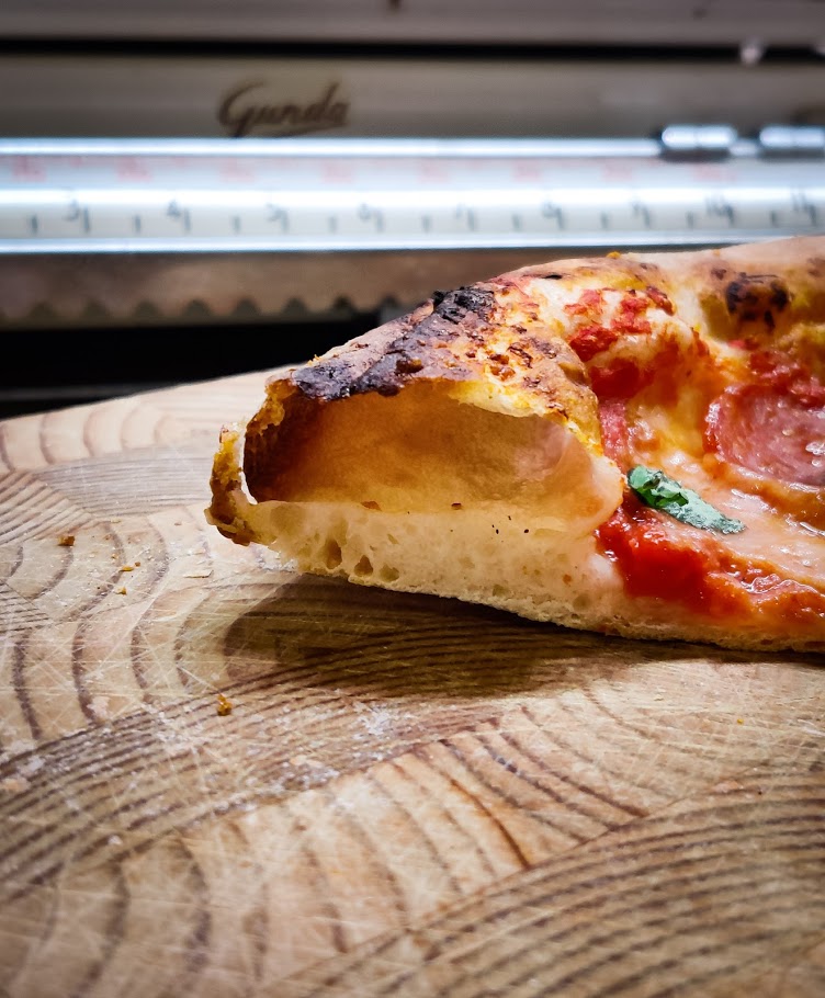 Pizzapohjan paistaminen Slicemonger pizza kit