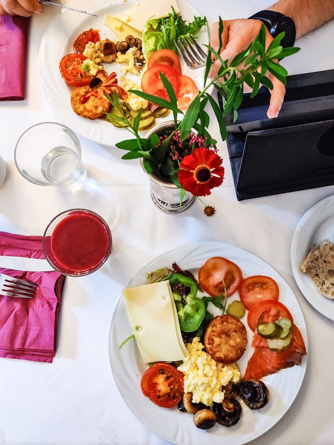 Vanajanlinna hotellin ravintola aamupala
