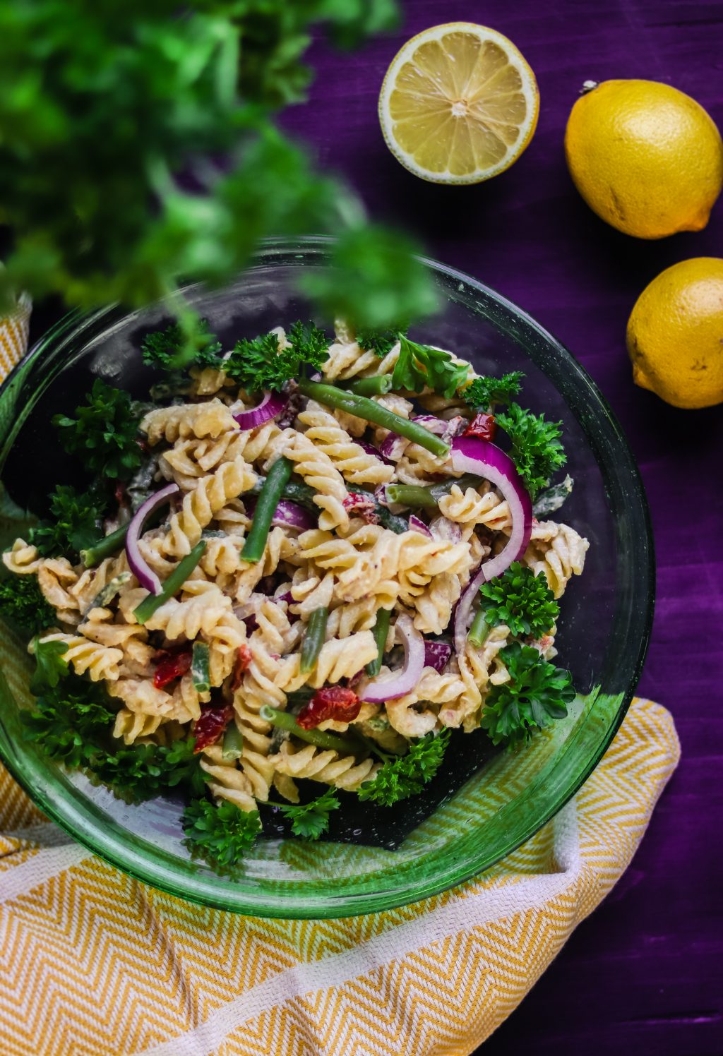 Vegaaninen hummus-pastasalaatti