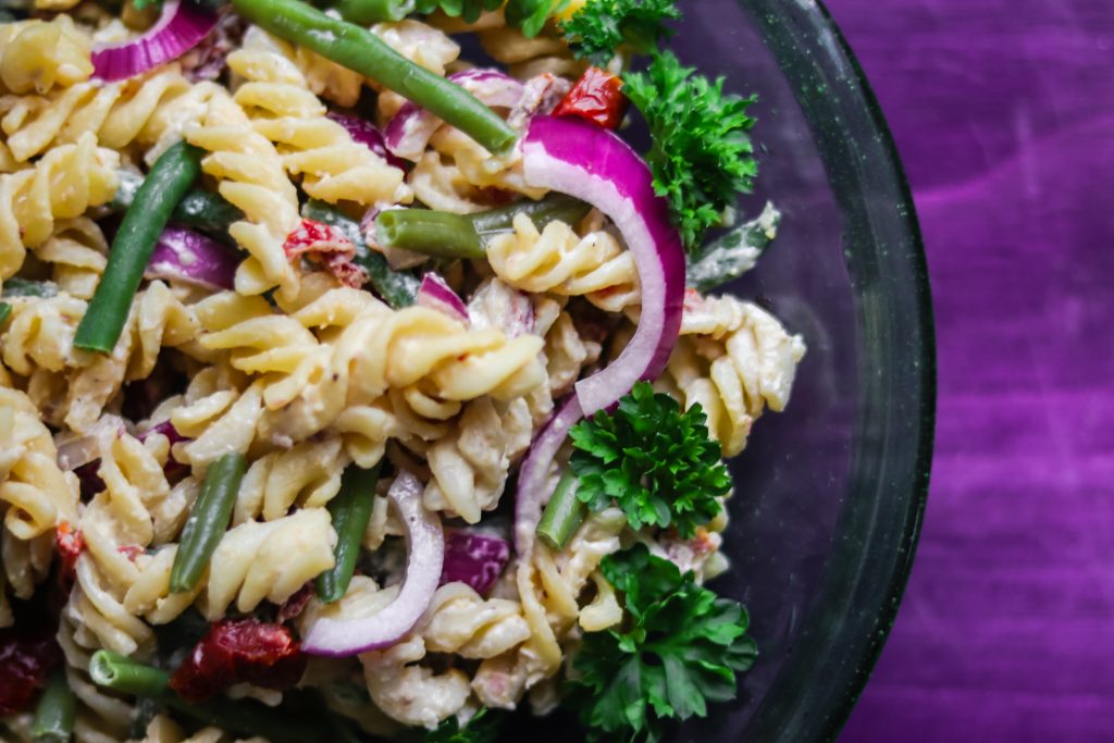 helppo ruokaisa pastasalaatti