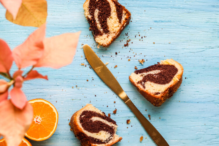 appelsiinilla ja kanelilla maustettu tiikerikakku