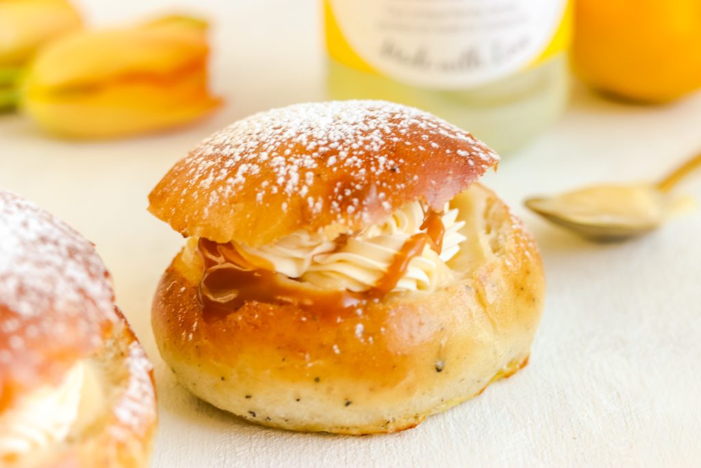 laskiaispullat lemon curdilla ja kinuskilla