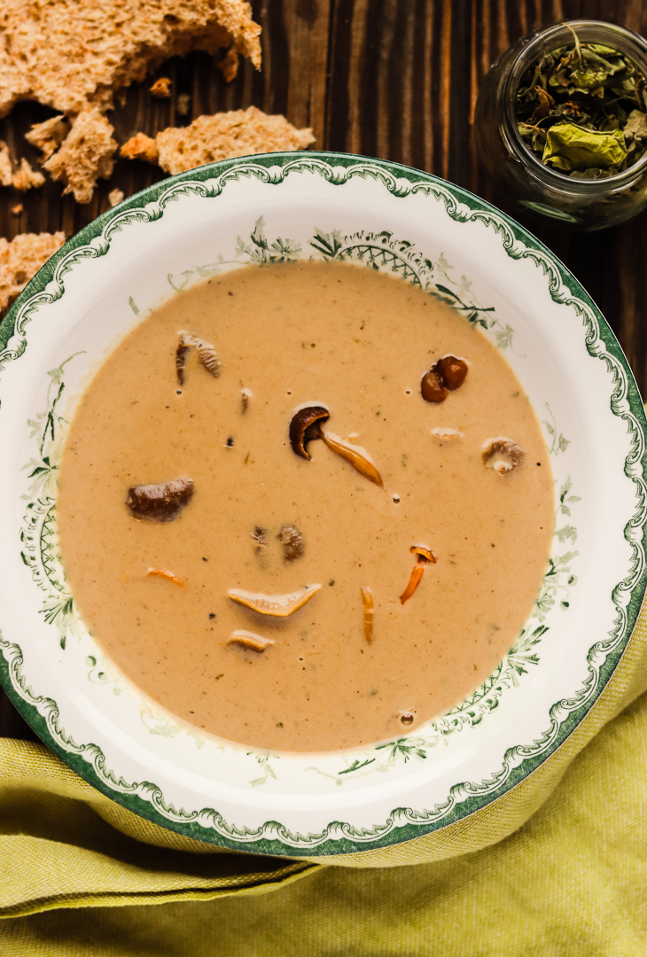 kahvilla maustettu sienikeitto