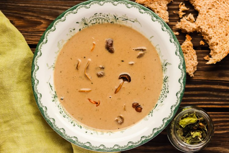 Kahvilla ja sherryllä maustettu sienikeitto