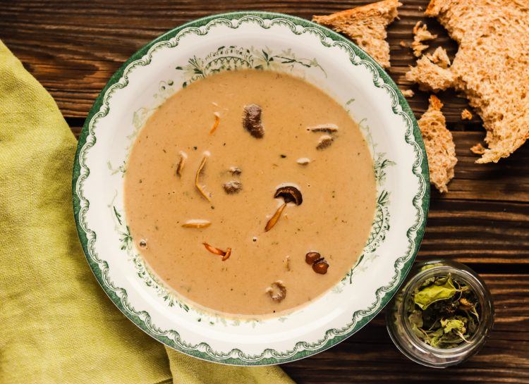 Kahvilla ja sherryllä maustettu sienikeitto