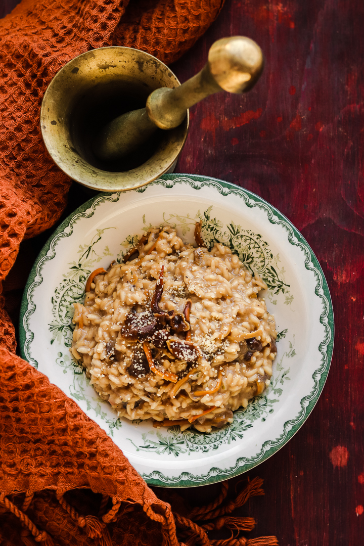 kahvilla maustettu sienirisotto