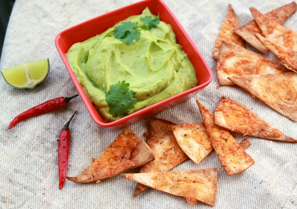 Kotitekoiset tortillasipsit ja raikas guacamole