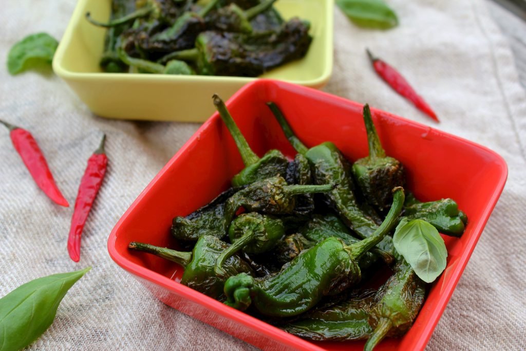 Pimientos de Padrón eli paahdetut pikkupaprikat