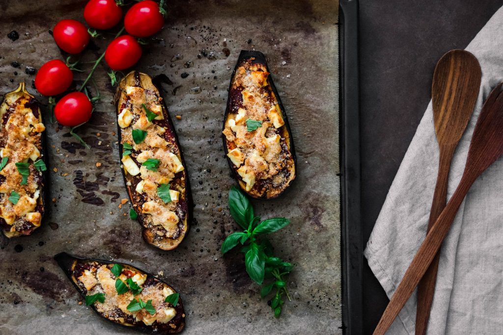 Paahdetut munakoisot feta-tomaattitäytteellä