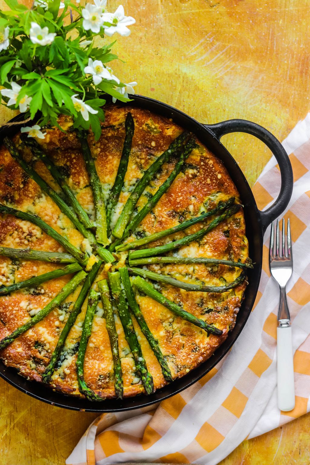 italialainen munakas frittata parsan kera