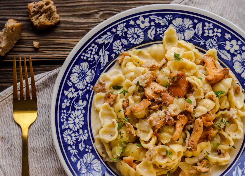 vegaaninen juustoinen kantarellipasta resepti