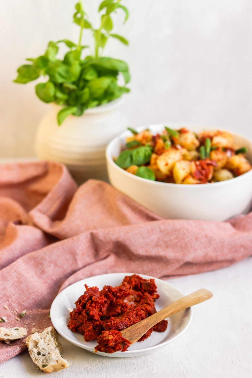 vegaaninen nduja ja chili-perunasalaatti