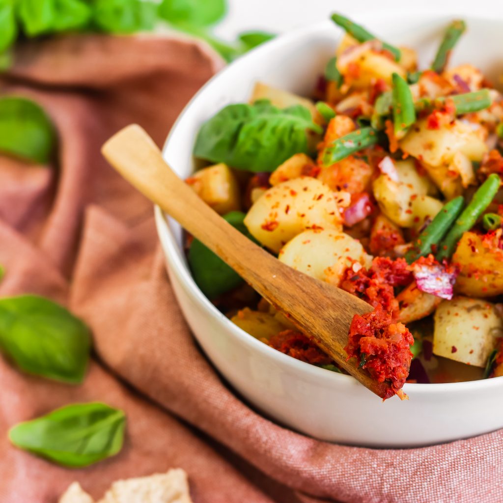 vegaaninen nduja ja chili-perunasalaatti