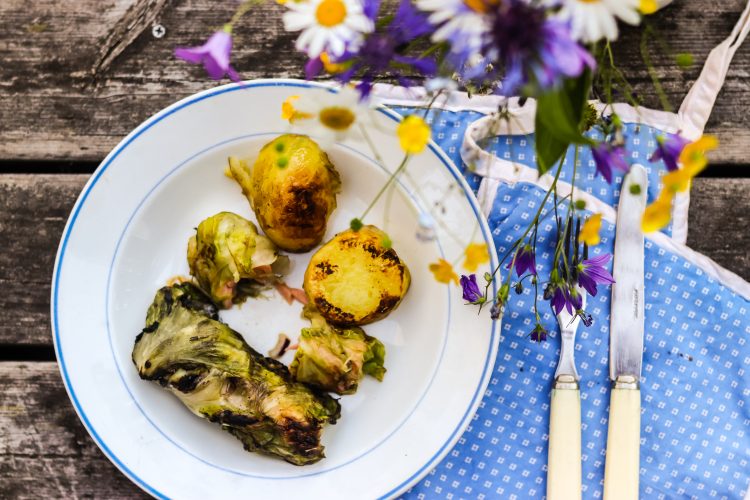 grillatut lohi-kaalikääryleet