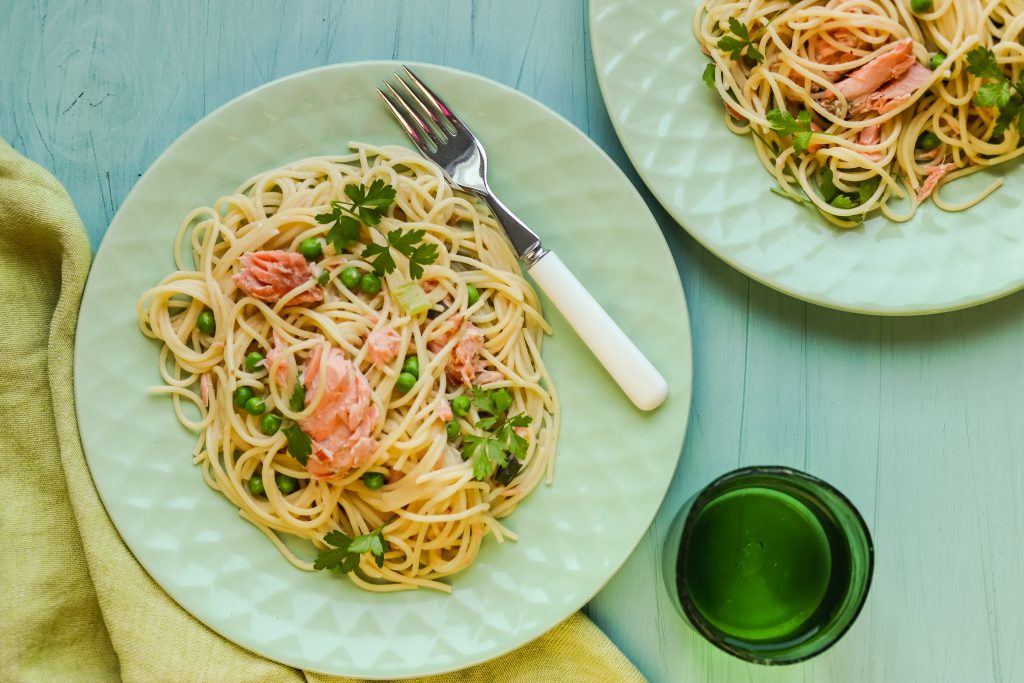 Raikas lohipasta misokastikkeella