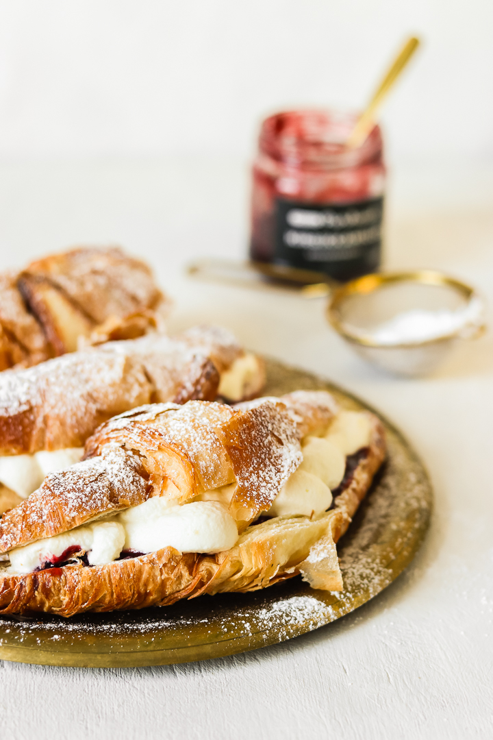 Laskiaiscroissant valkosuklaavaahdolla