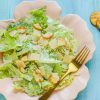 kalaton caesarsalaatti tarjoiltuna lautaselta