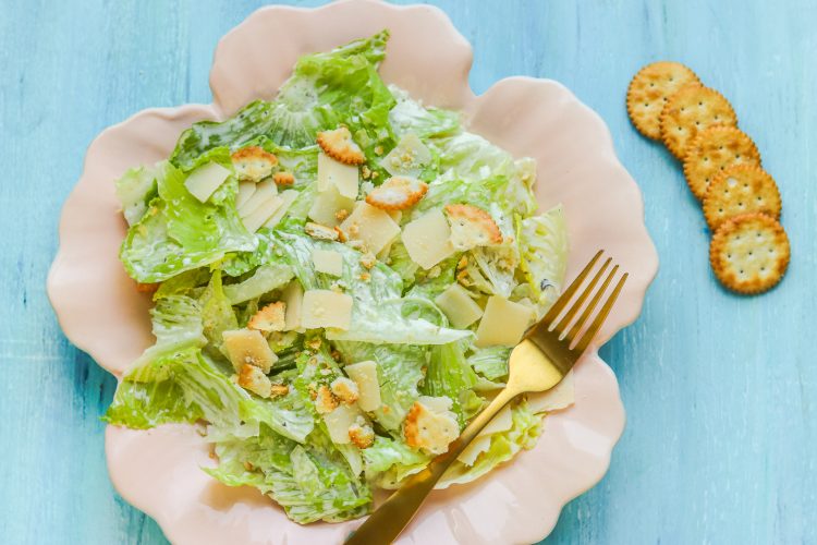kalaton caesarsalaatti tarjoiltuna lautaselta