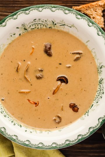 Kahvilla ja sherryllä maustettu sienikeitto