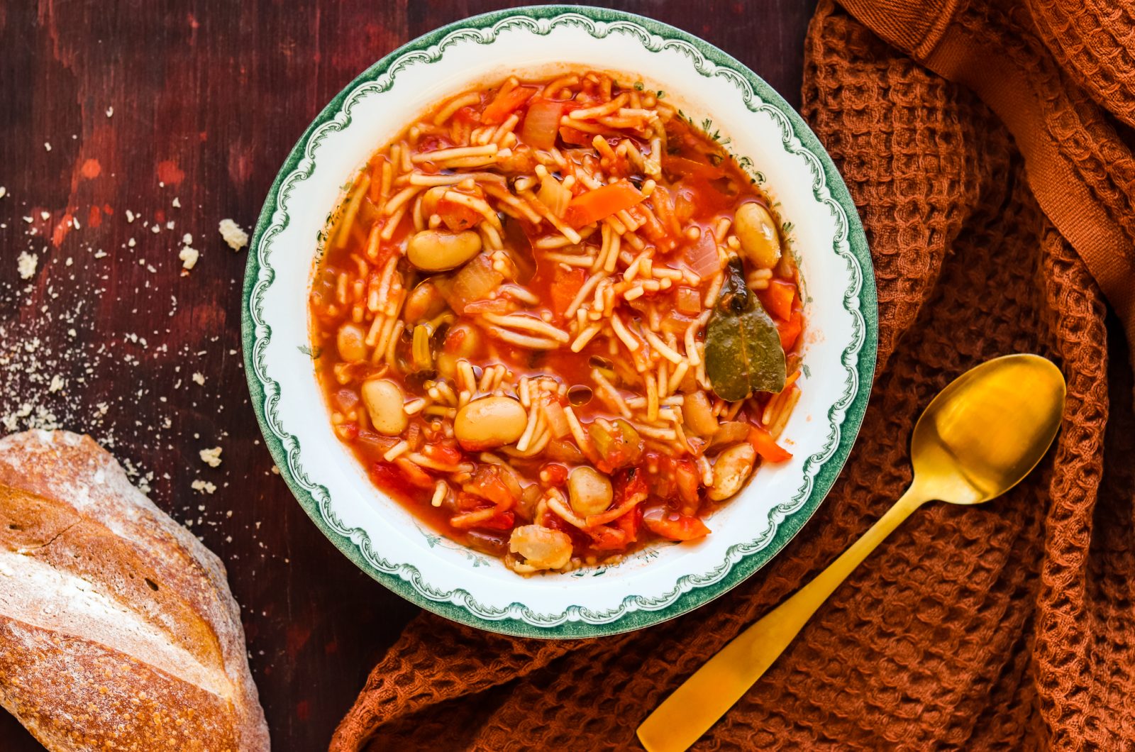 Ruokaisa ja mehevä minestronekeitto